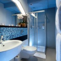 bilik mandi gaya ringan dengan gambar pancuran berwarna terang