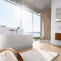 ongebruikelijk ontwerp van een badkamer met een douche in felle kleuren foto