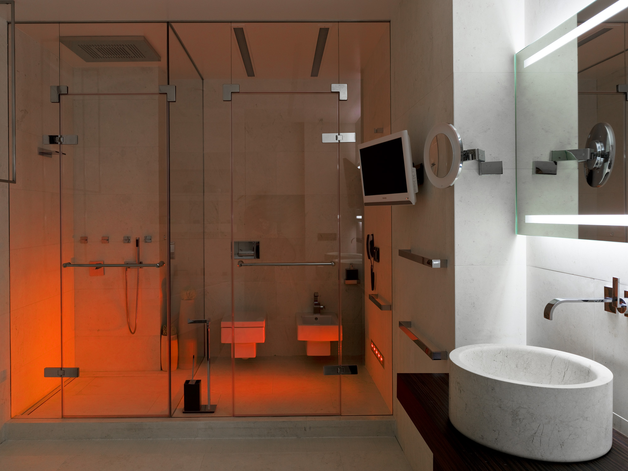 šviesaus stiliaus vonios kambarys su šviesiu dušu