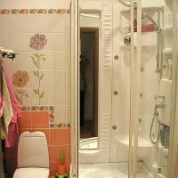 lichte inrichting van een badkamer met een lichte douche