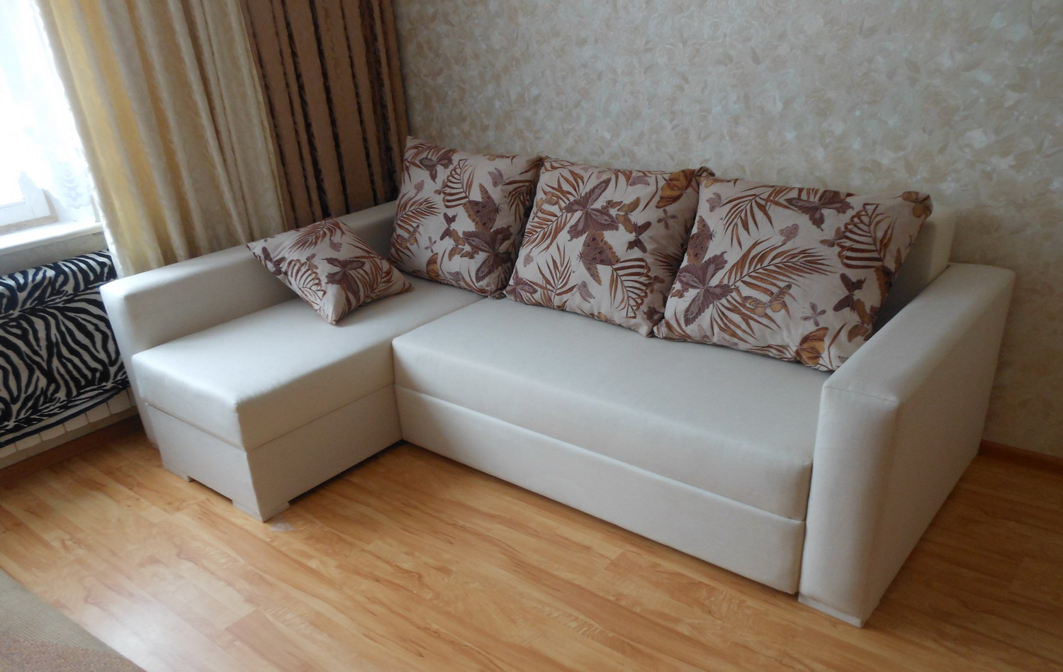 canapea din colț de piele în stilul apartamentului