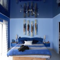 gaišs guļamistabas istabas stila attēls