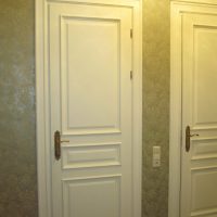 tumša stila guļamistabas durvju attēls