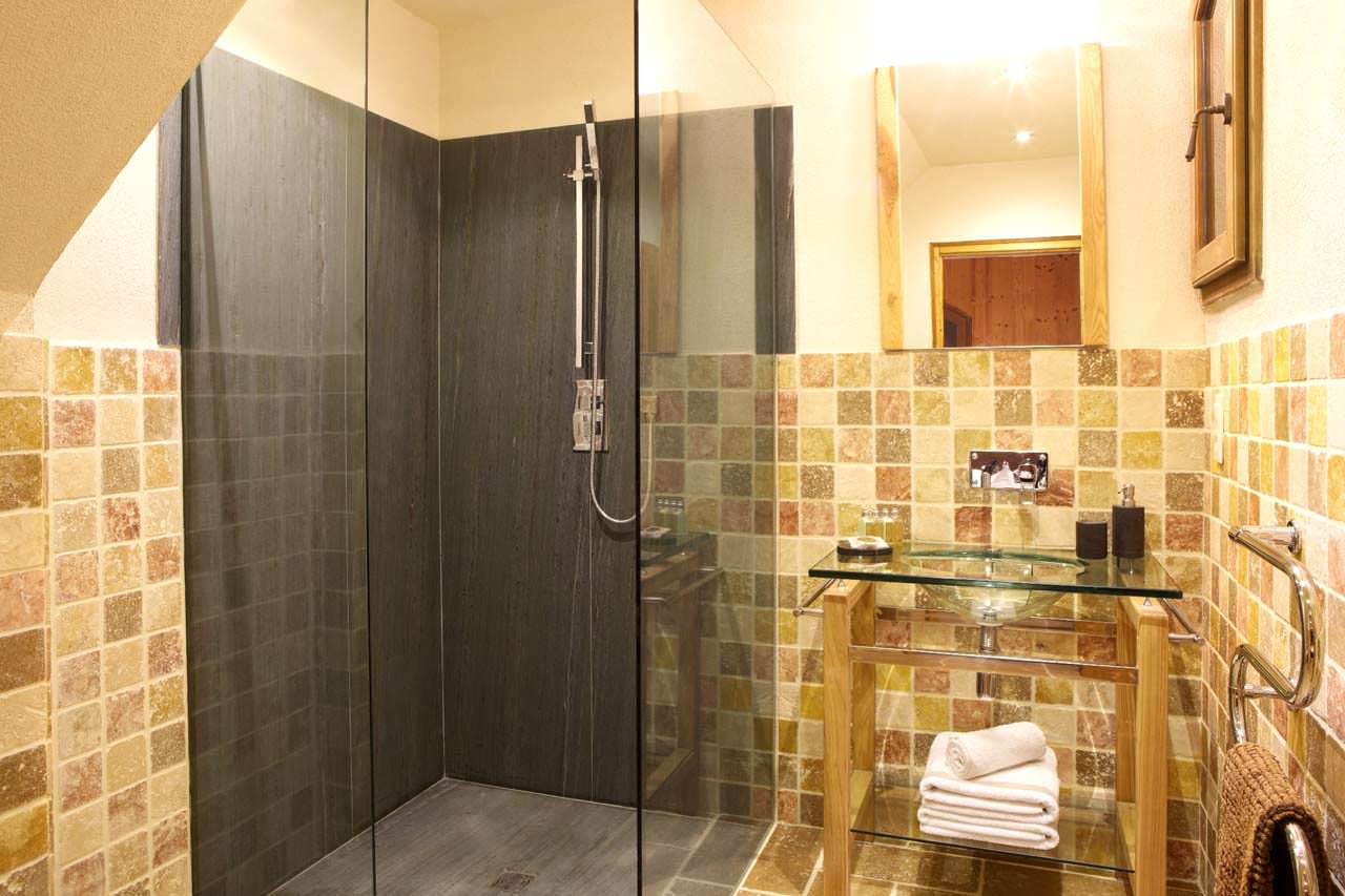 mooie badkamer interieur met donkere douche