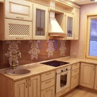 ryškus smėlio spalvos virtuvės dizainas aukštųjų technologijų stiliaus paveikslėlyje