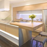 interior luminos al bucătăriei bej în stilul imaginii minimalismului