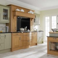 gaiši smilškrāsas virtuves dizains klasiskā stila attēlā
