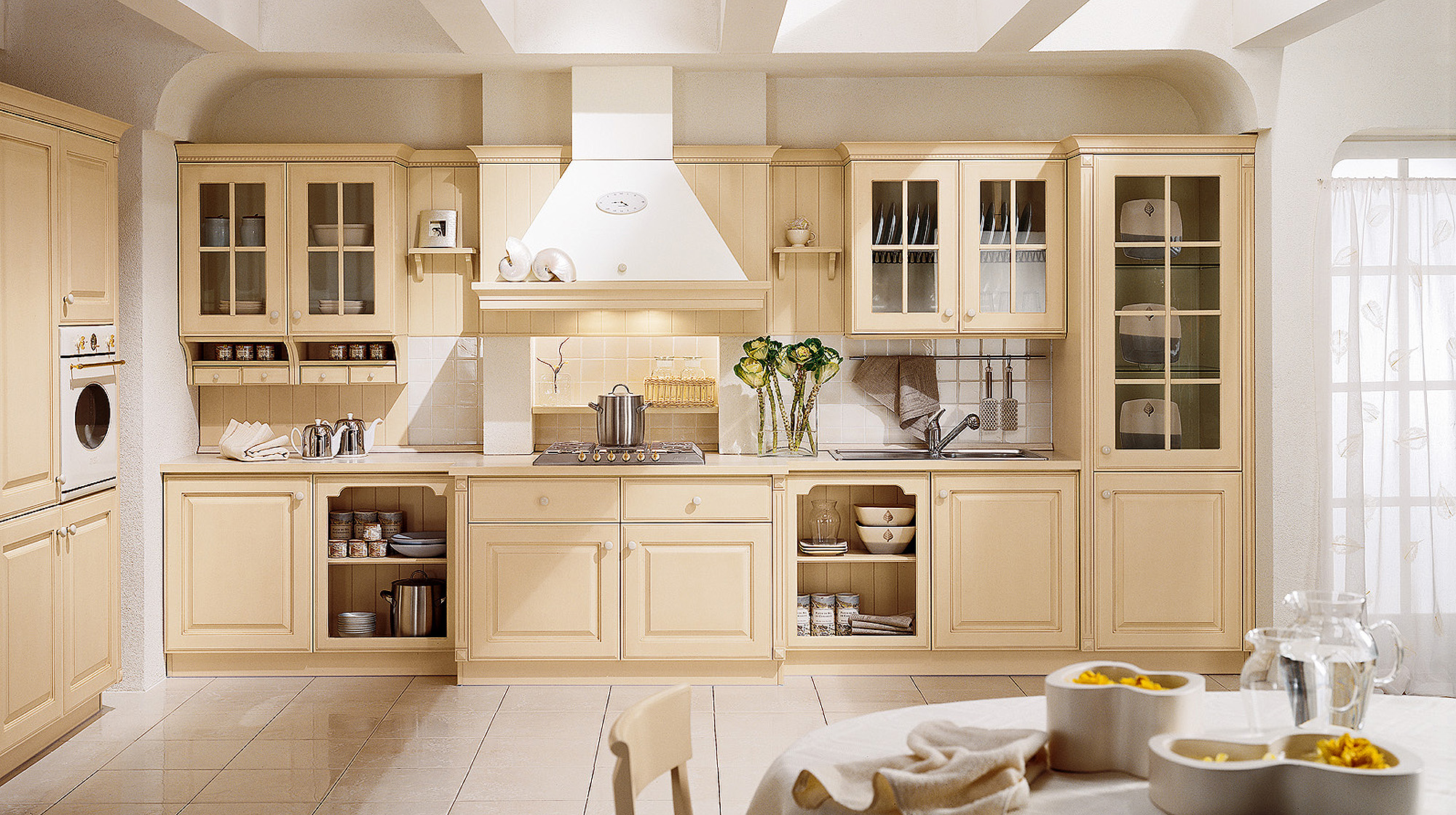 licht interieur van beige keuken in shabby chic stijl