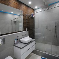 Reka bentuk indah bilik mandi dengan pancuran mandian dalam gambar berwarna terang
