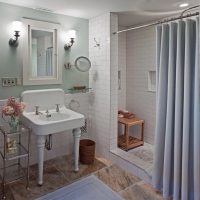gražaus vonios kambario su dušu tamsių spalvų nuotrauka