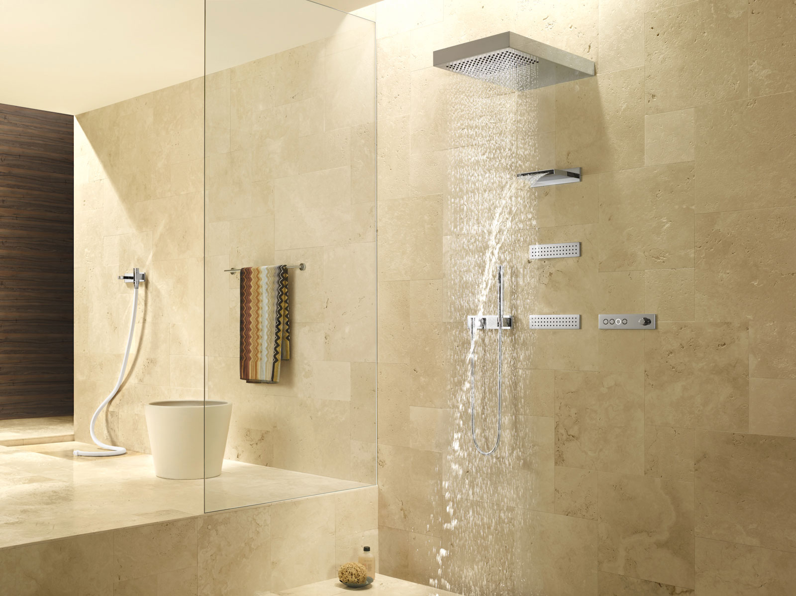 ryškus vonios kambario dizainas su ryškiais dušais