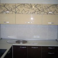 gražus smėlio spalvos virtuvės interjeras aukštųjų technologijų stiliaus paveikslėlyje