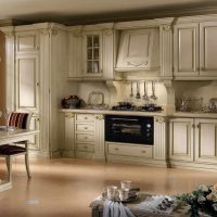 gaišs smilškrāsas virtuves interjers minimālisma foto stilā