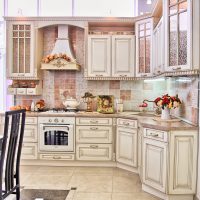 šviesiai smėlio spalvos virtuvės interjeras aukštųjų technologijų stiliaus nuotraukoje