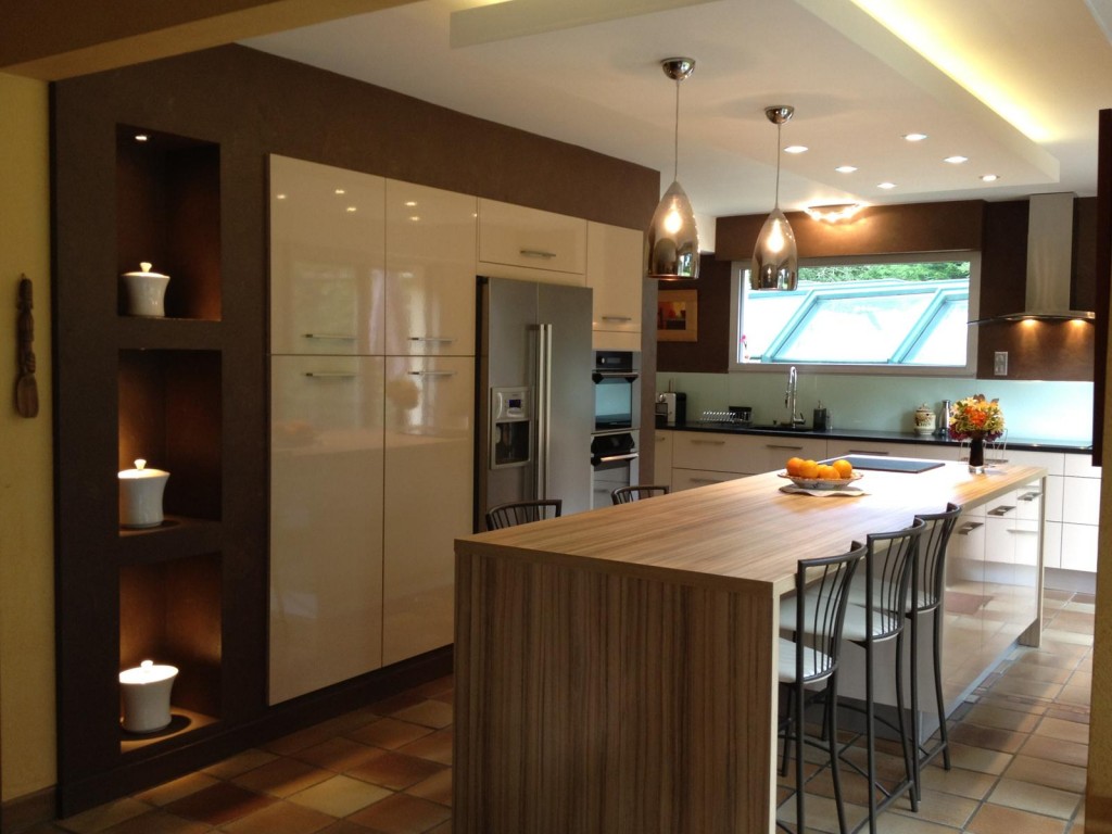 světlý interiér béžové kuchyně ve stylu provence