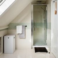 ongebruikelijk ontwerp van een badkamer met een douche in heldere kleuren