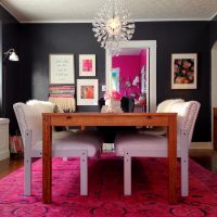 interior luminos al apartamentului în poza color Fuchsia