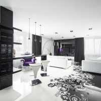 elegáns folyosó kialakítása fekete-fehér színű képben