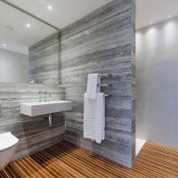 baie cu design luminos cu fotografie de duș în culori deschise