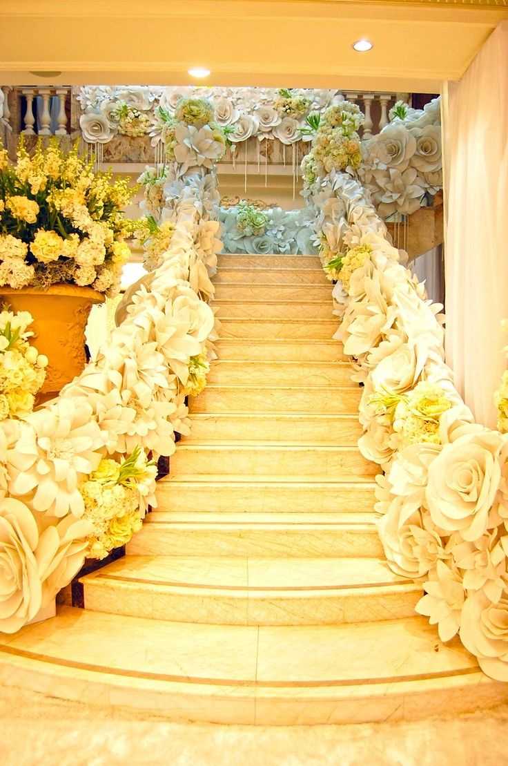 gele papieren bloemen in de decoratie van de feestzaal