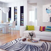 baltos sienos skandinaviško stiliaus gyvenamojo kambario interjero nuotraukoje