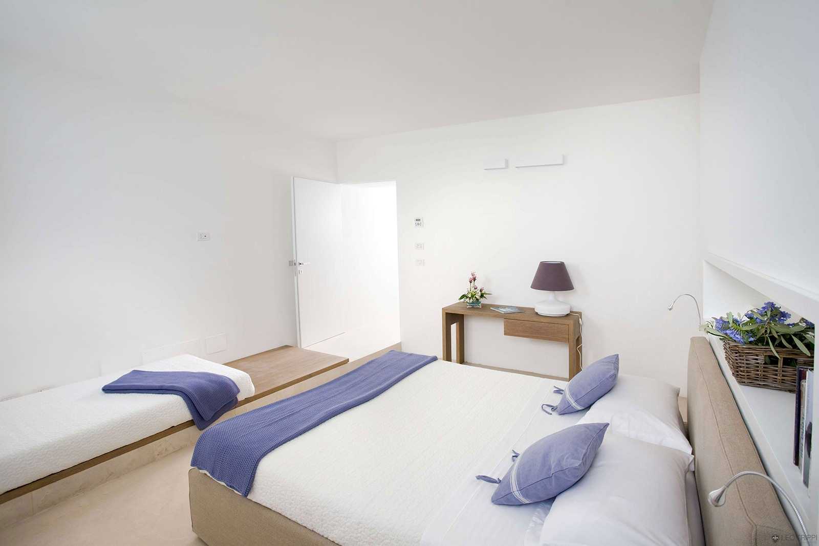 baltos sienos gyvenamojo kambario interjere minimalizmo stiliumi