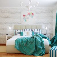 جدران بيضاء في تصميم غرفة المعيشة بأسلوب صورة بساطتها