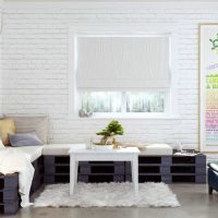 dinding putih di bahagian dalam apartmen dalam gaya foto minimalism