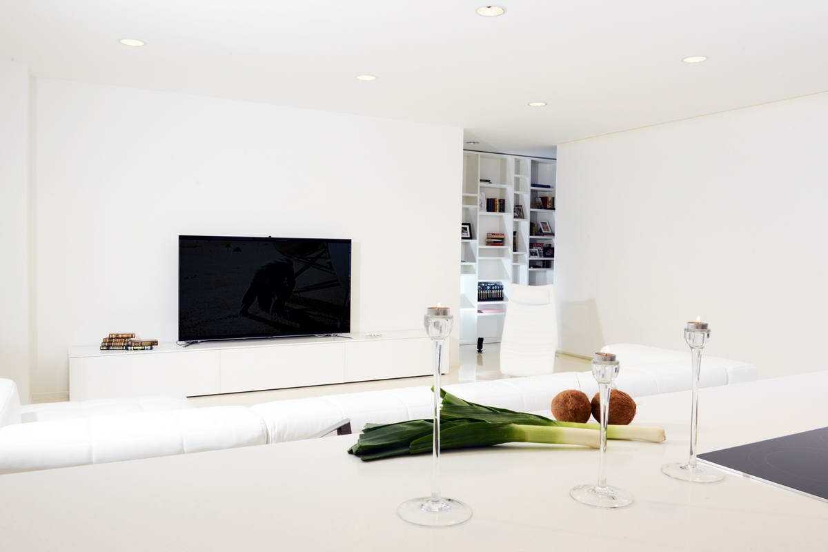 witte muren in het ontwerp van het huis in de stijl van minimalisme