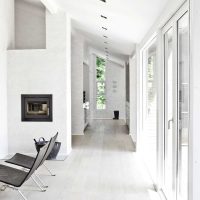 pareti bianche nel design del corridoio nello stile della foto scandinavia
