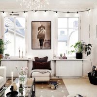 dinding putih dalam hiasan sebuah apartmen dalam gaya foto Scandinavia