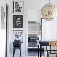 pereți albi în designul unui apartament în stilul imaginii minimalismului
