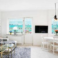 pareti bianche nello stile della cucina nello stile della foto scandinavia