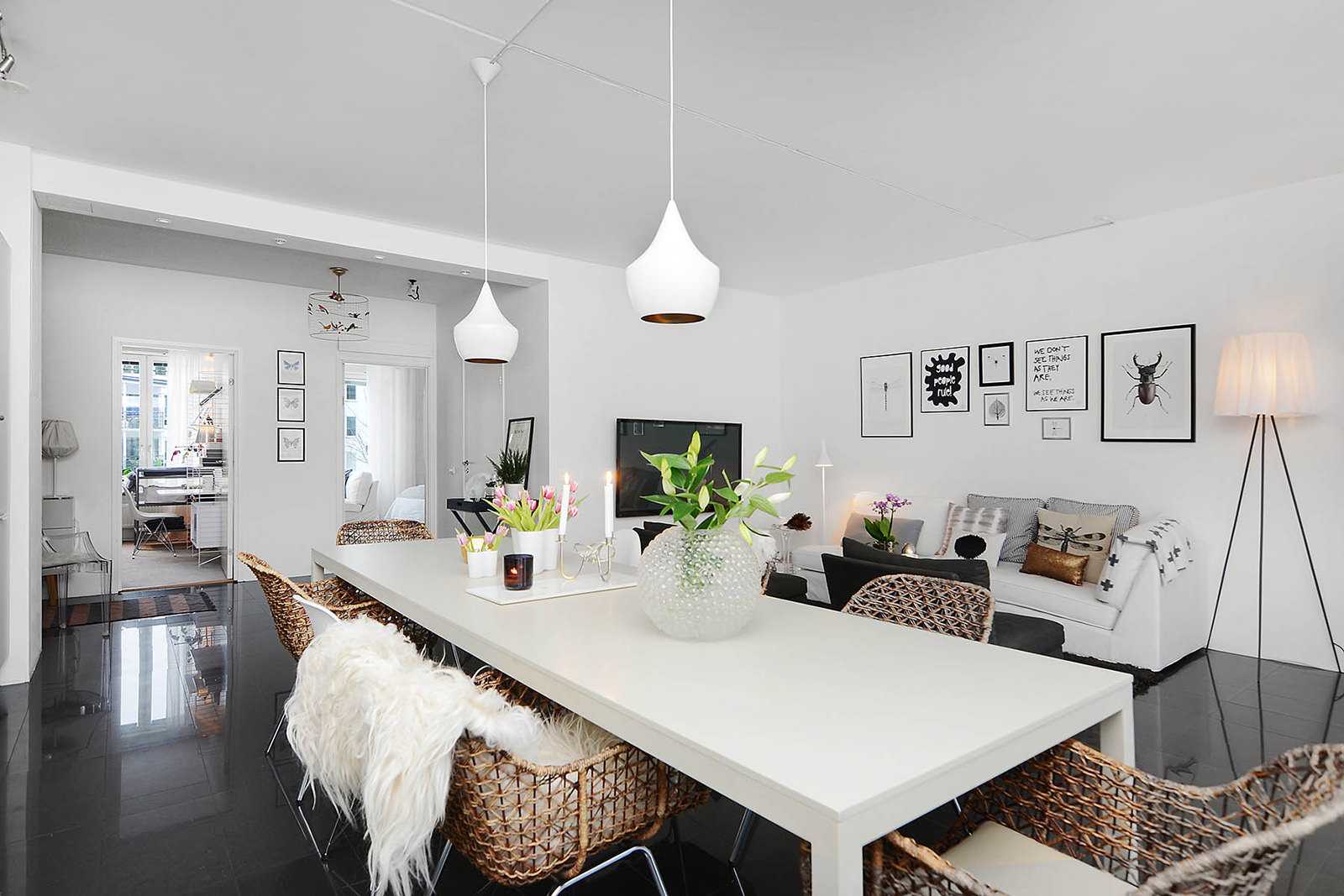 pereți albi în interiorul unui apartament în stilul minimalismului
