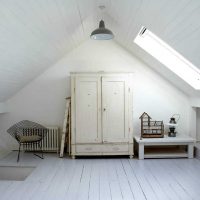 witte muren in het interieur van de slaapkamer in de stijl van Scandinavië foto