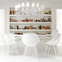 бели стени в дизайна на кухнята в стил на минимализъм снимка