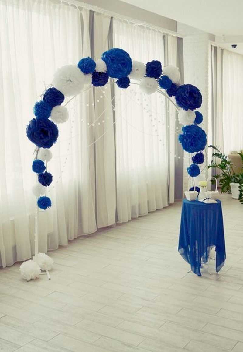 modré papírové květiny v interiéru haly