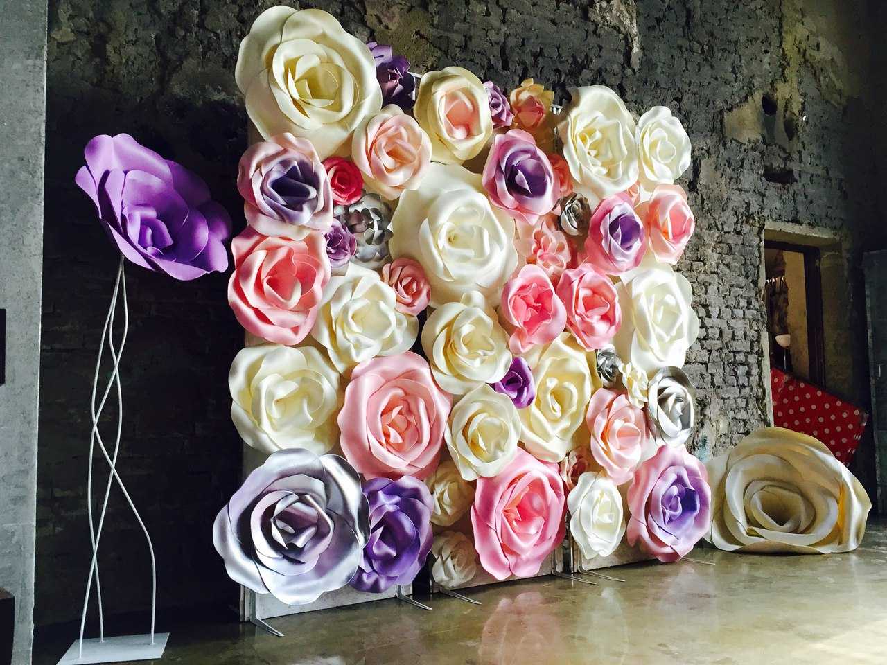 roze papieren bloemen in het decor van de hal
