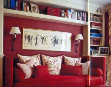 kombinace červené s jinými barvami v interiéru domu obrázek