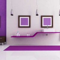 šviesus virtuvės interjeras violetinės spalvos paveikslėlyje