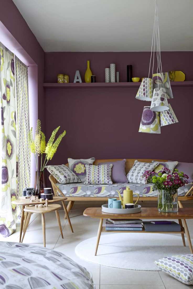design neobișnuit al camerei de zi în violet