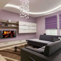decor ușor dormitor în poză de culoare violet