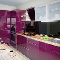 необичаен кухненски интериор в виолетова цветна картина