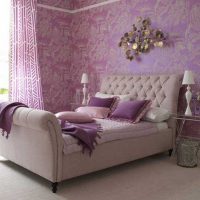 šviesaus koridoriaus stiliaus violetinės spalvos paveikslėlyje