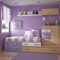 decor luminos de apartament în imagine de culoare violet