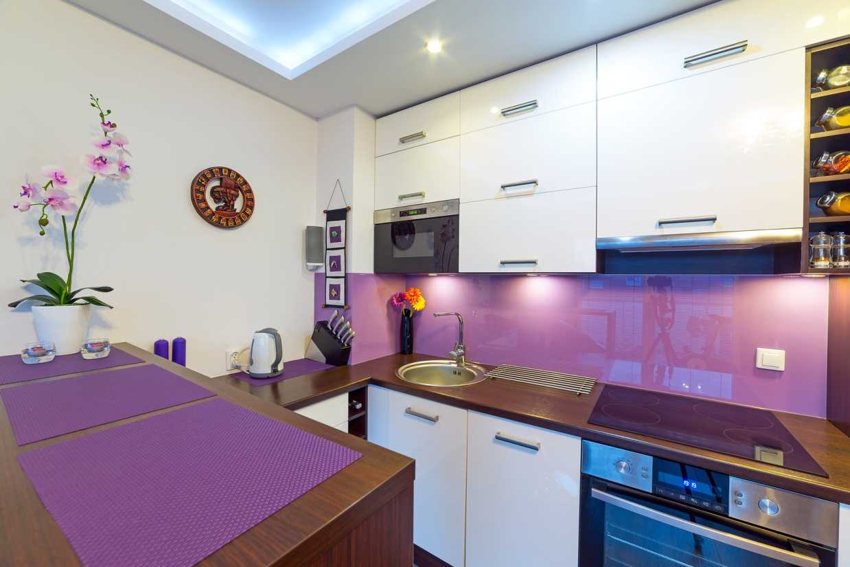 neparasts dzīvokļa stils purpursarkanā krāsā