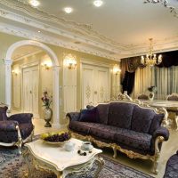 gaišā baroka stila viesistabas foto