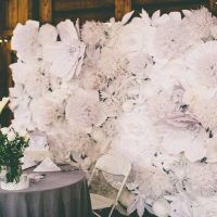fehér papír virágok az ünnepi terem homlokzatán fénykép