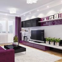 ongebruikelijke stijl woonkamer in paarse kleurenfoto