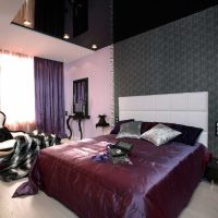 design luminos de dormitor în imagine de culoare violet